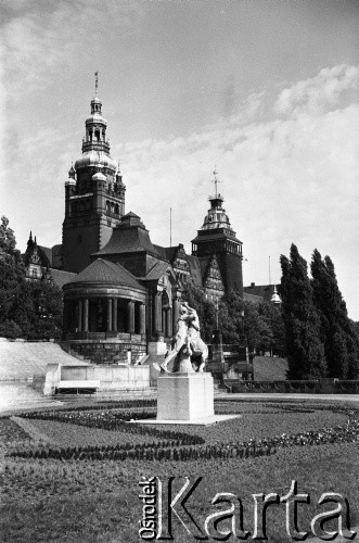 Lata 70., Szczecin, Polska.
Uica Wały Chrobrego - rzeźba Ludwiga Manzela „Herkules walczący z centaurem” i budynek Wojewódzkiej Rady Narodowej (obecnie Urząd Wojewódzki).
Fot. Maciej Jasiecki, zbiory Ośrodka KARTA