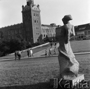 1969, Szczecin, Polska.
Akcent rzeźbiarski „Dziewczyna w długiej sukni”, wykonana na Festiwal Malarstwa Współczesnego przez Leokadię Chmielnik. Pierwotnie ustawiona pomiędzy Zamkiem Książąt Pomorskich a kościołem św. św. Piotra i Pawła. W 1970 r. zdewastowana i po renowacji ustawiona przy ul. Kurkowej. Ponownie uszkodzona i w 2012 r. odrestaurowana i przeniesiona do Teatru Letniego. 
Fot. Maciej Jasiecki, zbiory Ośrodka KARTA