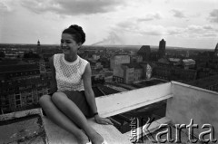 Lata 70., Szczecin, Polska.
Dziewczyna na tle centrum. Widok z wieżowca na pl. Żołnierza Polskiego.
Fot. Maciej Jasiecki, zbiory Ośrodka KARTA