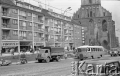 Lata 70., Szczecin, Polska.
Ulica Wielka (obecnie ks. kard. Stefana Wyszyńskiego), w głębi widać fragment Bazyliki archikatedralnej św. Jakuba.
Fot. Maciej Jasiecki, zbiory Ośrodka KARTA