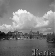 Lata 70., Szczecin, Polska.
Widok na Odrę i Wały Chrobrego (od lewej): Muzeum Narodowe i Wojewódzka Rada Narodowa.
Fot. Maciej Jasiecki, zbiory Ośrodka KARTA