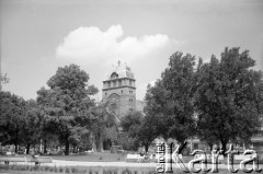 Lata 70., Szczecin, Polska.
Plac Zwycięstwa i kościół św. Najświętszego Serca Pana Jezusa. 
Fot. Maciej Jasiecki, zbiory Ośrodka KARTA