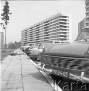 Lata 70., Szczecin, Polska.
Samochody na parkingu przy osiedlu Kaliny m.in. opel kadett, fiat 126p.
Fot. Maciej Jasiecki, zbiory Ośrodka KARTA