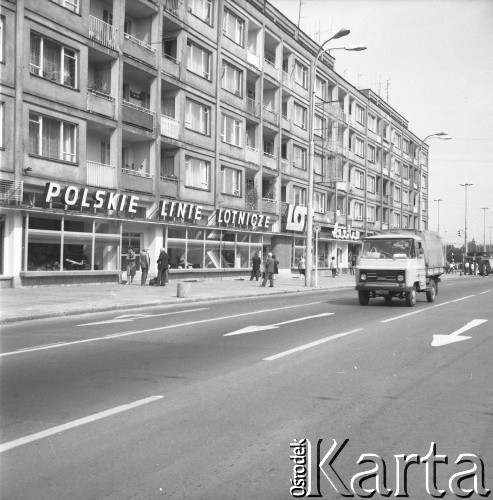 Lata 70., Szczecin, Polska.
Biuro Polskich Linii Lotniczych LOT w Alei Wyzwolenia.
Fot. Maciej Jasiecki, zbiory Ośrodka KARTA