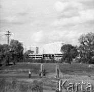 Lata 70., Szczecin, Polska.
Boisko na osiedlu Kaliny.
Fot. Maciej Jasiecki, zbiory Ośrodka KARTA