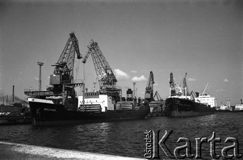 Lata 70., Szczecin, Polska.
Statki Stad Antwerpen i Wieczorek w porcie.
Fot. Maciej Jasiecki, zbiory Ośrodka KARTA