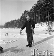 Lata 70., Szczecin, Polska.
Wędkowanie w przerębli. 
Fot. Maciej Jasiecki, zbiory Ośrodka KARTA