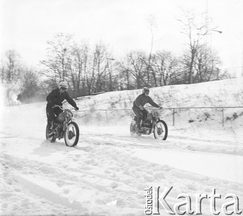 Lata 70., Szczecin, Polska.
Wyścigi motocyklowe w śniegu. 
Fot. Maciej Jasiecki, zbiory Ośrodka KARTA