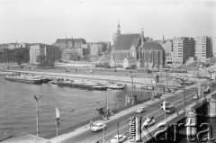 Lata 70., Szczecin, Polska.
Widok na most Długi i kościół św. Jana Ewangelisty.
Fot. Maciej Jasiecki, zbiory Ośrodka KARTA