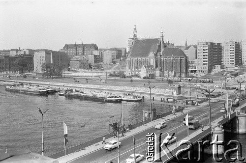 Lata 70., Szczecin, Polska.
Widok na most Długi i kościół św. Jana Ewangelisty.
Fot. Maciej Jasiecki, zbiory Ośrodka KARTA