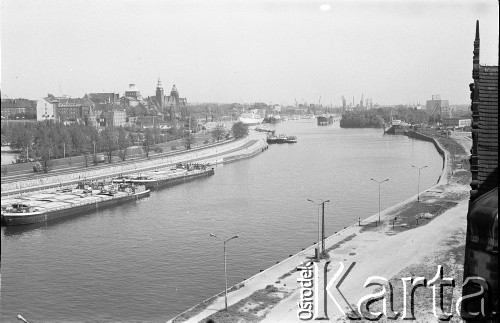 Lata 70., Szczecin, Polska.
Widok na Odrę i Wały Chrobrego.
Fot. Maciej Jasiecki, zbiory Ośrodka KARTA