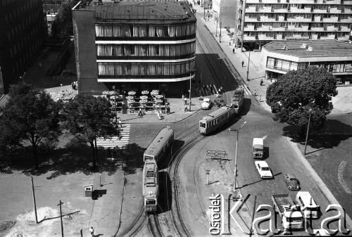 Lata 70., Szczecin, Polska.
Pl. Żołnierza Polskiego. Z lewej kombinat gastronomiczny „Kaskada”.
Fot. Maciej Jasiecki, zbiory Ośrodka KARTA