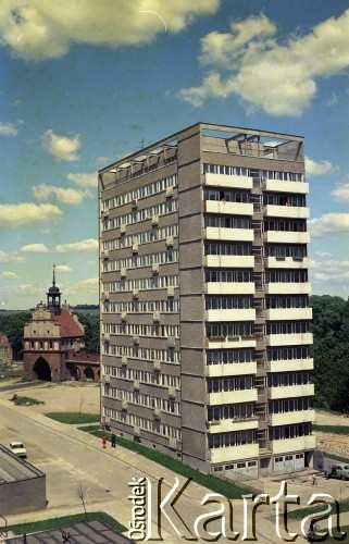 Lata 70., Stargard Szczeciński, Polska.
Blok przy ul Szewskiej i Brama Wałowa.
Fot. Maciej Jasiecki, zbiory Ośrodka KARTA