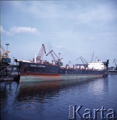 Lata 60,-70., Szczecin, Polska.
Statek „Ziemia Lubuska”. Masowiec typu Cetna zbudowany w stoczni Cantieri Riuniti dell'Adriatico, w włoskim San Marco dla PŻM. Wodowany 12 lutego 1966 r. Zezłomowany w 1986 r.
Fot. Maciej Jasiecki, zbiory Ośrodka KARTA