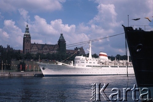 Lata 70., Szczecin, Polska.
Statek pasażerski bandery ZSRR, „Nadieżda Krupska”. W tle Wały Chrobrego. 
Fot. Maciej Jasiecki, zbiory Ośrodka KARTA