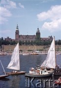 Lata 70., Szczecin, Polska.
Żaglówki na tle Wałów Chrobrego.
Fot. Maciej Jasiecki, zbiory Ośrodka KARTA