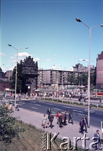 Lata 70., Szczecin, Polska.
Brama Portowa, pl. Brama Portowa. Historyczne przejście przez mury miejskie. Od lat 60. sklep „Cepelii”. 
Fot. Maciej Jasiecki, zbiory Ośrodka KARTA