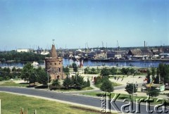 Lata 70., Szczecin, Polska.
Baszta Siedmiu Płaszczy. W tle port.
Fot. Maciej Jasiecki, zbiory Ośrodka KARTA