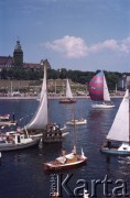 Lata 70., Szczecin, Polska.
Żaglówki na tle Wałów Chrobrego.
Fot. Maciej Jasiecki, zbiory Ośrodka KARTA