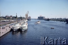 Lata 70., Szczecin, Polska.
Widok na port. W tle elewator „Ewa”.
Fot. Maciej Jasiecki, zbiory Ośrodka KARTA