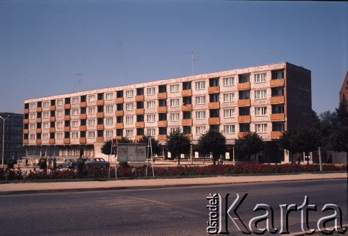 Lata 70., Nowogard, Polska.
Blok przy placu Wolności. 
Fot. Maciej Jasiecki, zbiory Ośrodka KARTA