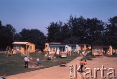 Lata 70., Pomorze Zachodnie, Polska.
Domki letniskowe.
Fot. Maciej Jasiecki, zbiory Ośrodka KARTA