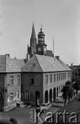 Lata 70., Trzebnica, Polska.
Ratusz i Kościół Mariacki (Kościół Macierzyństwa Najświętszej Marii Panny).
Fot. Maciej Jasiecki, zbiory Ośrodka KARTA