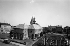 Lata 70., Trzebnica, Polska.
Ratusz i Kościół Mariacki (Kościół Macierzyństwa Najświętszej Marii Panny).
Fot. Maciej Jasiecki, zbiory Ośrodka KARTA