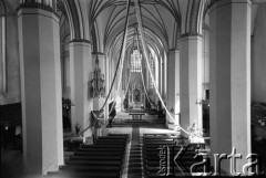 Lata 70., Trzebnica, Polska.
Kościół Mariacki (Kościół Macierzyństwa Najświętszej Marii Panny) - nawa główna z ołtarzem.
Fot. Maciej Jasiecki, zbiory Ośrodka KARTA