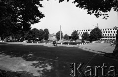 Lata 70., Gryfice, Polska.
Plac Zwycięstwa z Pomnikiem Wdzięczności. 
Fot. Maciej Jasiecki, zbiory Ośrodka KARTA