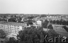 Lata 70., Gryfice, Polska.
Zabudowa miasta. W głębi widać szpiczastą wieżę kościoła neogotyckiego (obecnie cerkiew prawosławna).
Fot. Maciej Jasiecki, zbiory Ośrodka KARTA