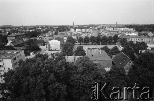 Lata 70., Gryfice, Polska.
Zabudowa miasta. W głębi widać szpiczastą wieżę kościoła neogotyckiego (obecnie cerkiew prawosławna).
Fot. Maciej Jasiecki, zbiory Ośrodka KARTA