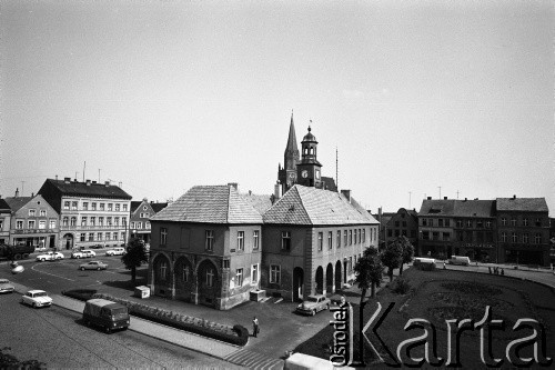 Lata 70., Trzebnica, Polska.
Ratusz i Kościół Mariacki.
Fot. Maciej Jasiecki, zbiory Ośrodka KARTA