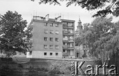 Lata 70., Gryfice, Polska.
Blok przy ul. Murarskiej i fragment murów miejskich. W głębi kościół mariacki (Kościół pw. Wniebowzięcia Najświętszej Maryi Panny).
Fot. Maciej Jasiecki, zbiory Ośrodka KARTA