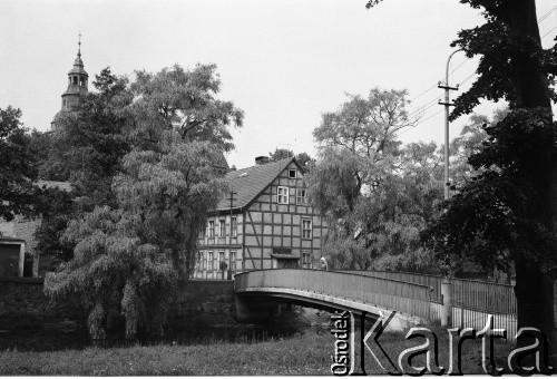 Lata 70., Gryfice, Polska.
Dom z murem pruskim i w głębi Kościół Mariacki (Kościół pw. Wniebowzięcia Najświętszej Maryi Panny).
Fot. Maciej Jasiecki, zbiory Ośrodka KARTA