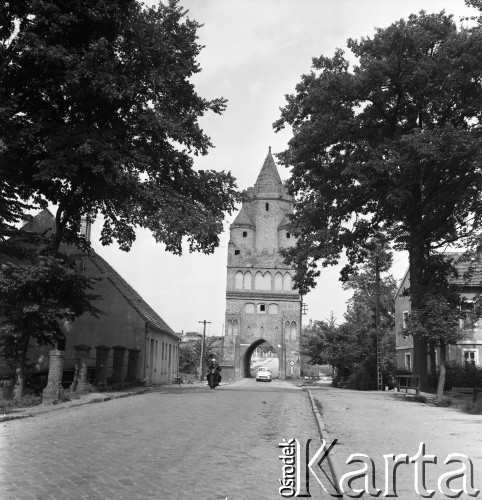 Lata 60., Chojna, Polska.
Brama Świecka.
Fot. Maciej Jasiecki, zbiory Ośrodka KARTA