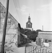 Lata 60., Moryń, Polska.
Kościół romański z XIII w. pw. Ducha Świętego oraz m.in.  stare domy ryglowe przy ul. Wąskiej.
Fot. Maciej Jasiecki, zbiory Ośrodka KARTA