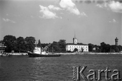 Lata 70., Świnoujście, Polska.
Port, na nabrzeżu kapitanat.
Fot. Maciej Jasiecki, zbiory Ośrodka KARTA