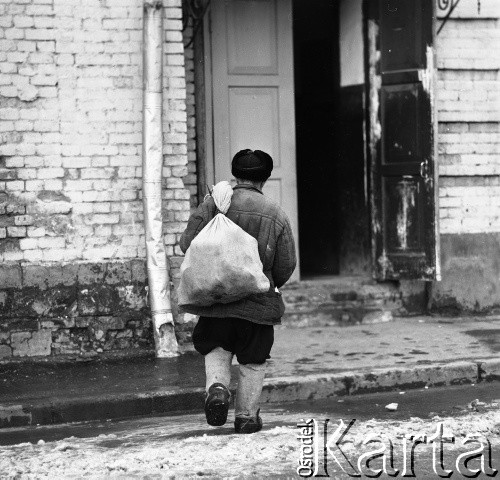 1966, Moskwa, ZSRR.
Mężczyzna na moskiewskiej ulicy.
Fot. Maciej Jasiecki, zbiory Ośrodka KARTA