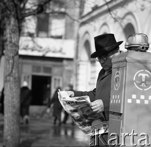 1966, Moskwa, ZSRR.
Lektura prasy.
Fot. Maciej Jasiecki, zbiory Ośrodka KARTA