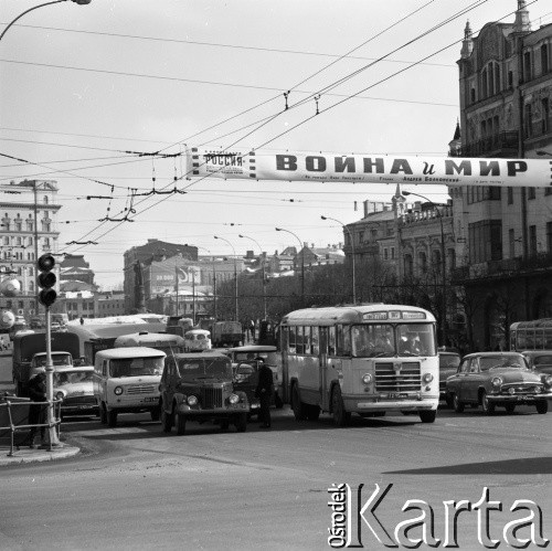 1966, Moskwa, ZSRR.
Ruch uliczny. Nad samochodem transparent 