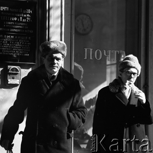 1966, Moskwa, ZSRR.
Przechodnie przy poczcie.
Fot. Maciej Jasiecki, zbiory Ośrodka KARTA
