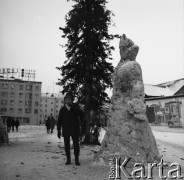 1966, Moskwa, ZSRR.
Fotograf Maciej Jasiecki przy śnieżnej rzeźbie.
Fot. Maciej Jasiecki, zbiory Ośrodka KARTA