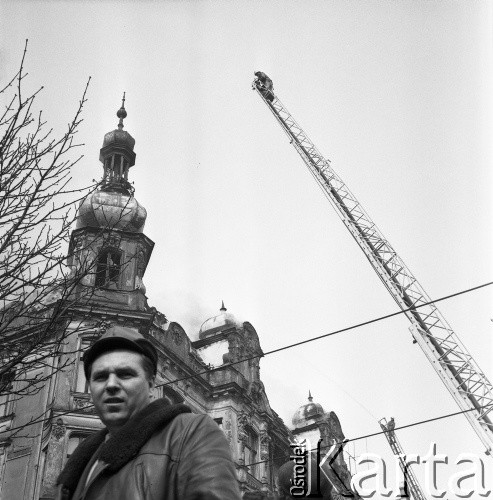 15.03.1973, Szczecin, Polska.
Pożar kamienicy w Alei Jedności Narodowej przy placu Grunwaldzkim (obecnie przy Alei Jana Pawła II 42).
Fot. Maciej Jasiecki, Fundacja Ośrodka KARTA