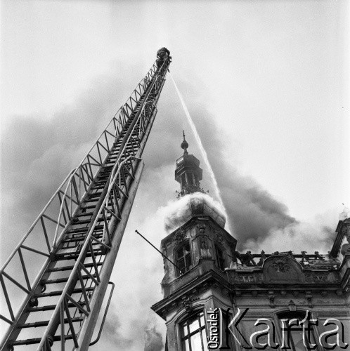 15.03.1973, Szczecin, Polska.
Pożar kamienicy w Alei Jedności Narodowej przy placu Grunwaldzkim (obecnie przy Alei Jana Pawła II 42).
Fot. Maciej Jasiecki, Fundacja Ośrodka KARTA