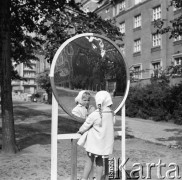 Lata 60.-70. Polska.
Dziecko przy lustrze drogowym.
Fot. Maciej Jasiecki, zbiory Ośrodka KARTA