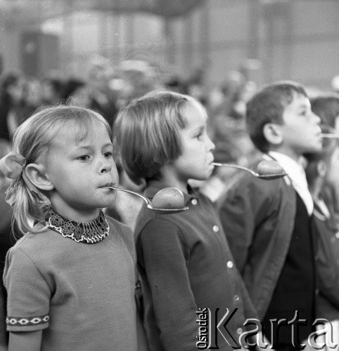 Lata 60.-70. Polska.
Zabawa dziecięca.
Fot. Maciej Jasiecki, zbiory Ośrodka KARTA