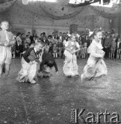 Lata 60.-70. Polska.
Zabawa dziecięca - wyścig w workach.
Fot. Maciej Jasiecki, zbiory Ośrodka KARTA