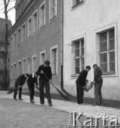 Lata 60.-70. Polska.
Zamiatanie dziedzińca.
Fot. Maciej Jasiecki, zbiory Ośrodka KARTA