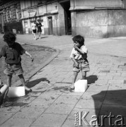 Lata 60.-70. Polska.
Dzieci z bryłą lodu.
Fot. Maciej Jasiecki, zbiory Ośrodka KARTA